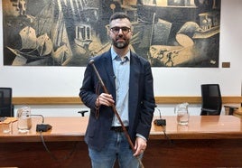 Gorka Álvarez porta la makila tras ser nombrado nuevo alcalde de Sestao.
