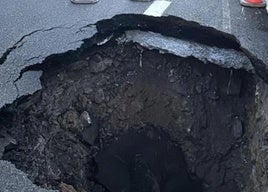 Un enorme socavón obliga a cortar un carril de la N-634 entre Getaria y Zumaia