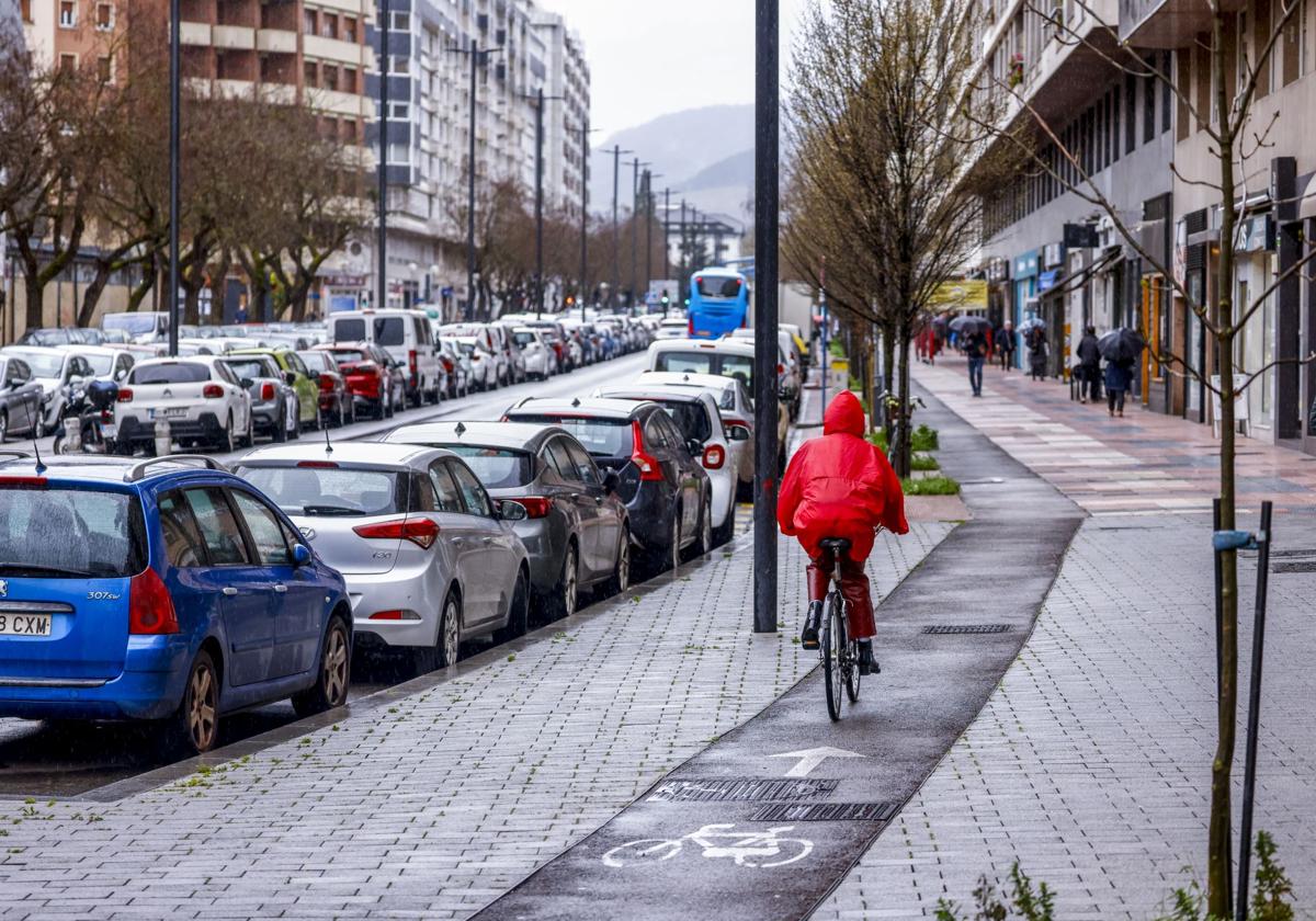 La Avenida Gasteiz perderá 160 aparcamientos al bajar el carril bici a la calzada