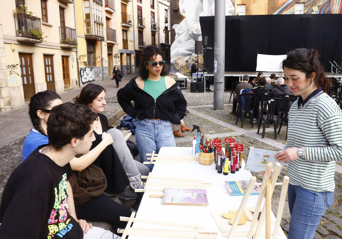 Imagen principal - En la tarde del sábado se desarrolló una actividad de sensibilización en torno a la restauración.