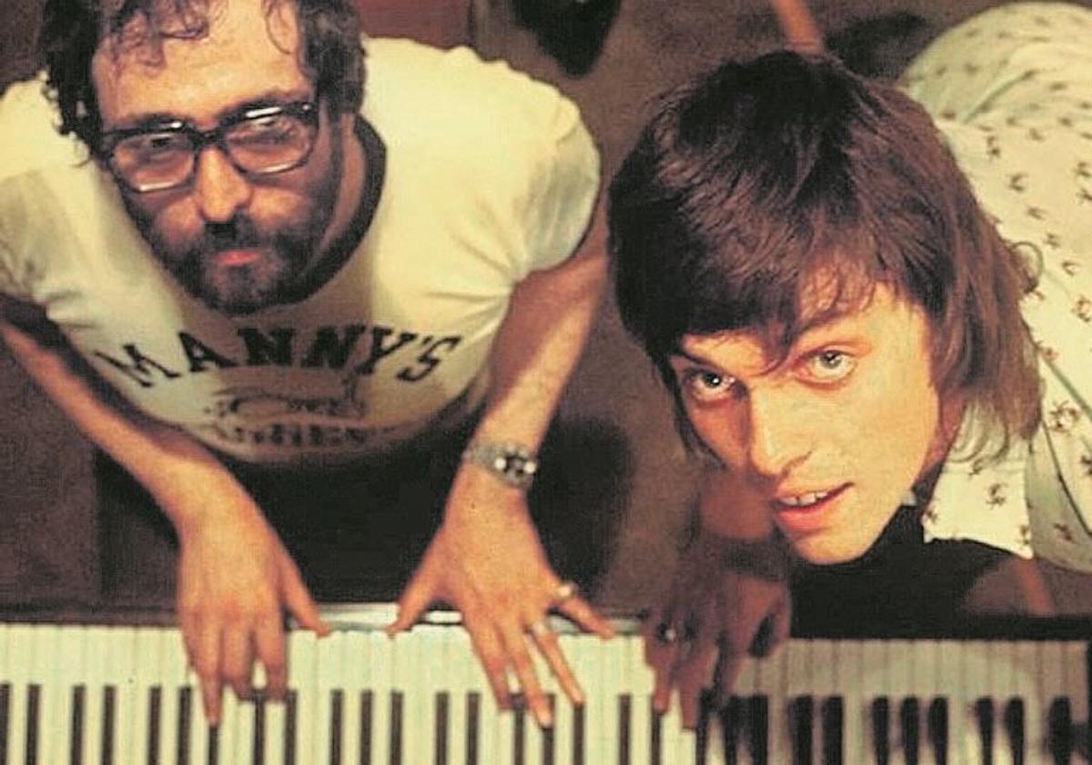 Imagen principal - Junto a su compañero de grupo Eric Woolfson, en su carné de los míticos estudios Abbey Road y grabando 'The Dark Side of the Moon' con Pink Floyd.