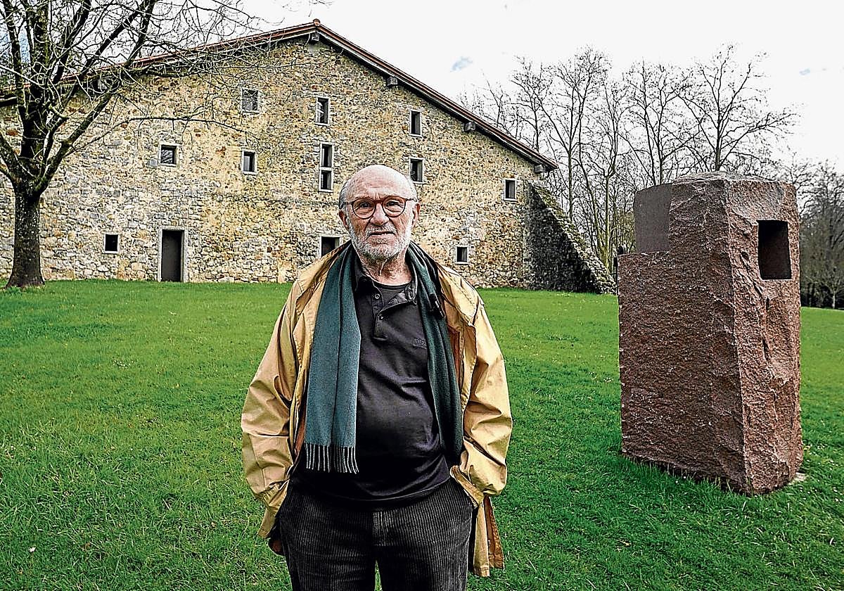 Joaquín Montero posa ante el caserío de Zabalaga, el 'alma' de Chillida Leku.