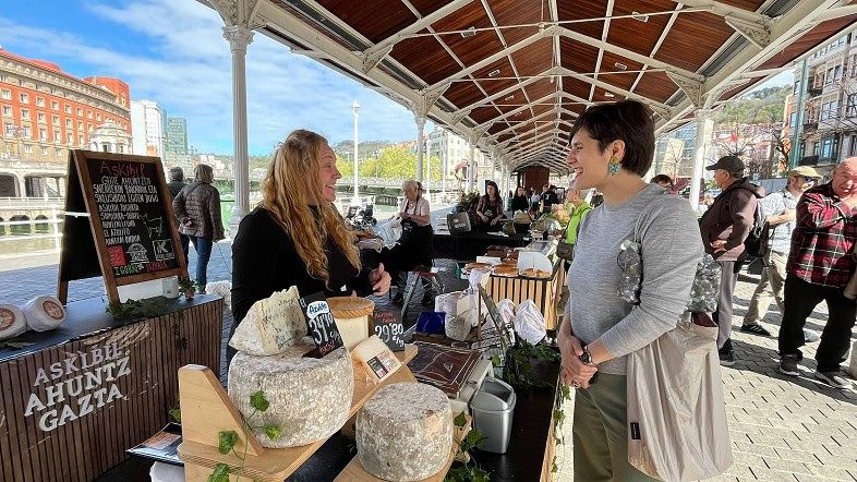 El mercado agrícola de los sábados en el Arenal gana presencia con ocho puestos más