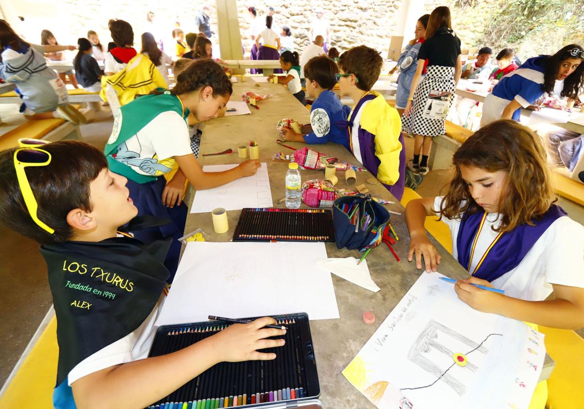 Los Txurus cuelgan la blusa para la fiesta de Miranda