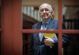 Joaquín Almunia, además de los muchos cargos políticos y gubernamentales que ha tenido en España, ha sido un destacado dirigente en la Unión Europea.