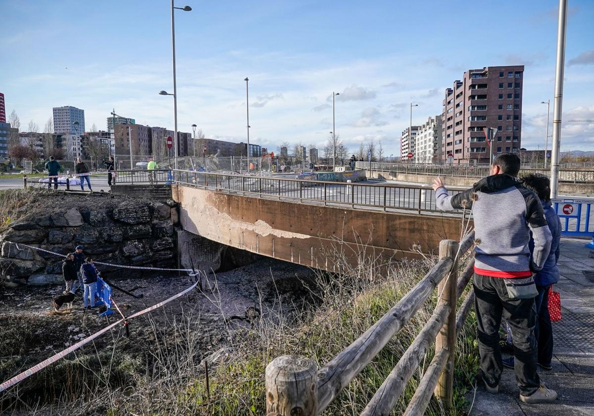 El puente de Salburua dañado por el incendio se derribará y la reconstrucción tardará 2 años