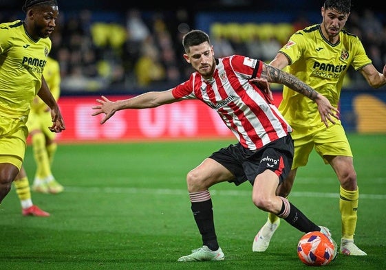 Sancet, rodeado de jugadores del Villarreal, saltó al campo en el minuto 63 y dio por terminada así su sequía, iniciada tras el duelo con el Valladolid en febrero.