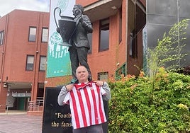 Andoni De Quadra ante Ibrox, el estadio del Rangers.