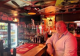 Andoni de Quadra en la barra del Buck's Bar