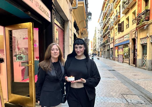 Conchi posa con Naiara, dueña de Glamour radikal, que sostiene la vela que esta le regaló.
