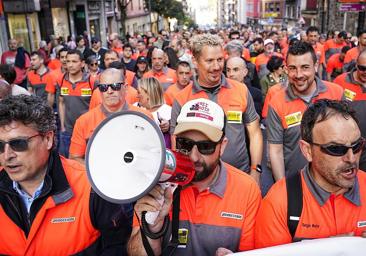 Vista de la manifestación organizada en Basauri contra los despidos anunciados para la planta de Bridgestone.