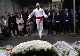 Imagen del homenaje celebrado el año pasado con motivo del aniversario del bombardeo de Gernika.