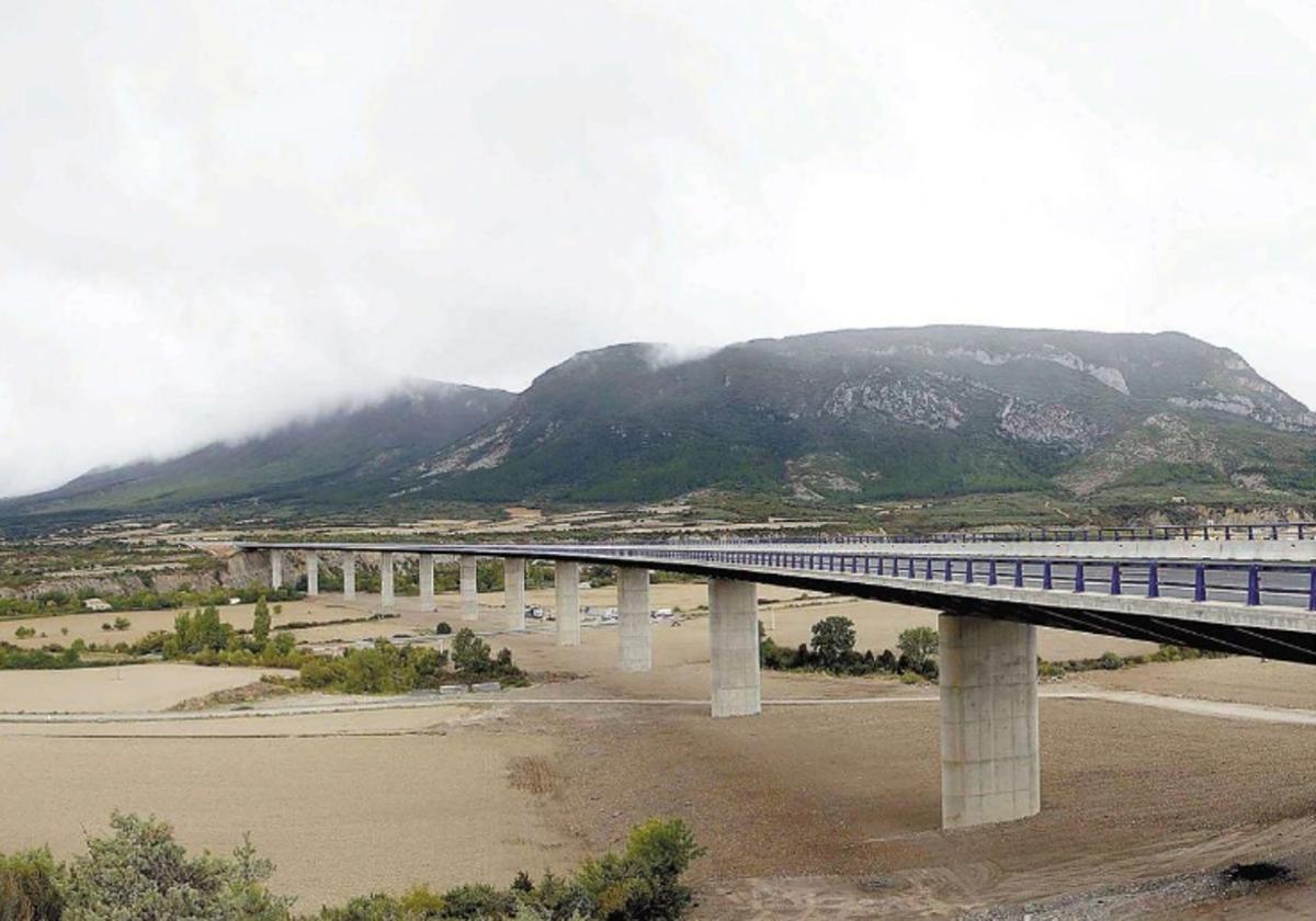 Viaducto de la Autovía A-21 que salva el río Esca junto a Sigües.