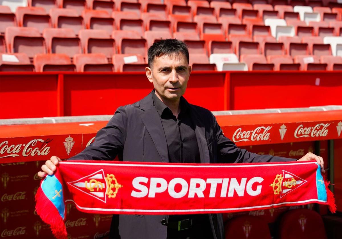 Asier Garitano posa con la bufanda del Sporting.