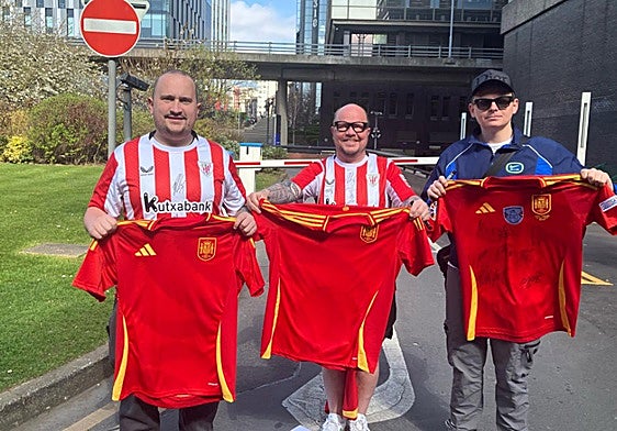 Hinchas escoceses con camisetas del Athletic y España reciben a los rojiblancos
