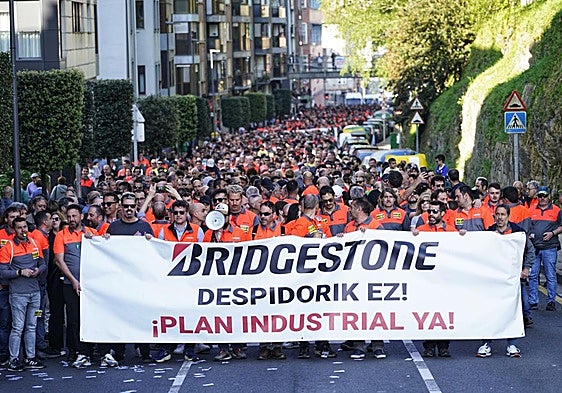 Vista de la manifestación de los trabajadores de Bridgestone que recorrió la calles de Basauri este martes.