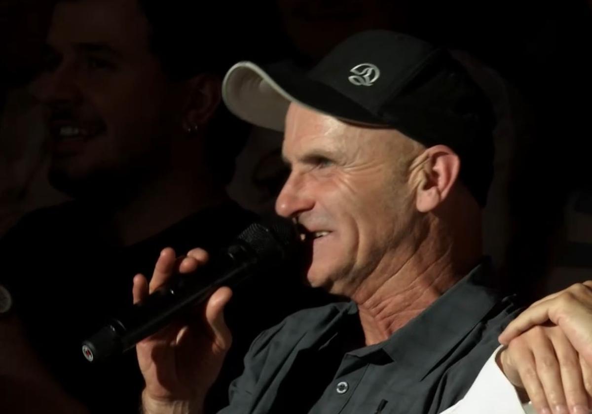 El surfista vasco Aitor Francesena vacila a David Broncano: «Tienes prohibido entrar a Zarautz, pide perdón»