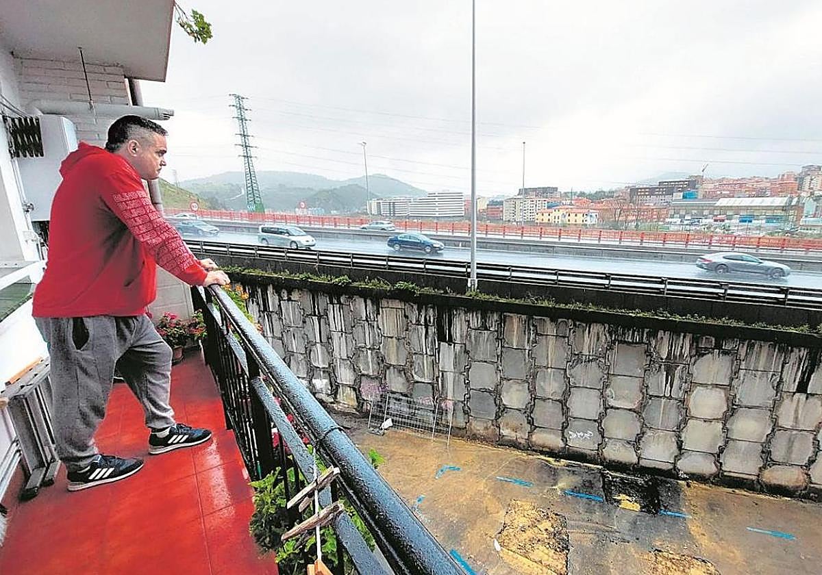 Vecinos de Rontegi piden cubrir el puente junto a las viviendas | El Correo