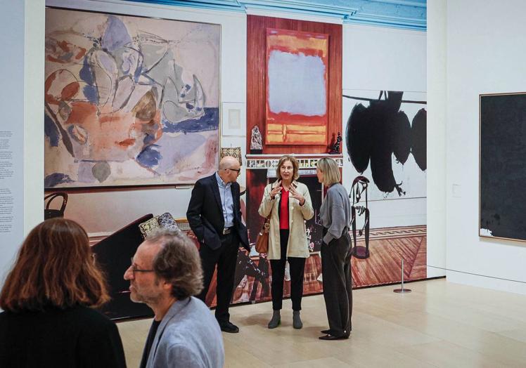 La foto de 'Vogue' ampliada donde se ve el salón de la casa de Frankenthaler con su cuadro emblemático, 'Montañas y mar', junto al Rothko sobre la chimenea y a una obra de su marido, Motherwell. A la derecha un cuadro real de este pintor, 'Iberia'.