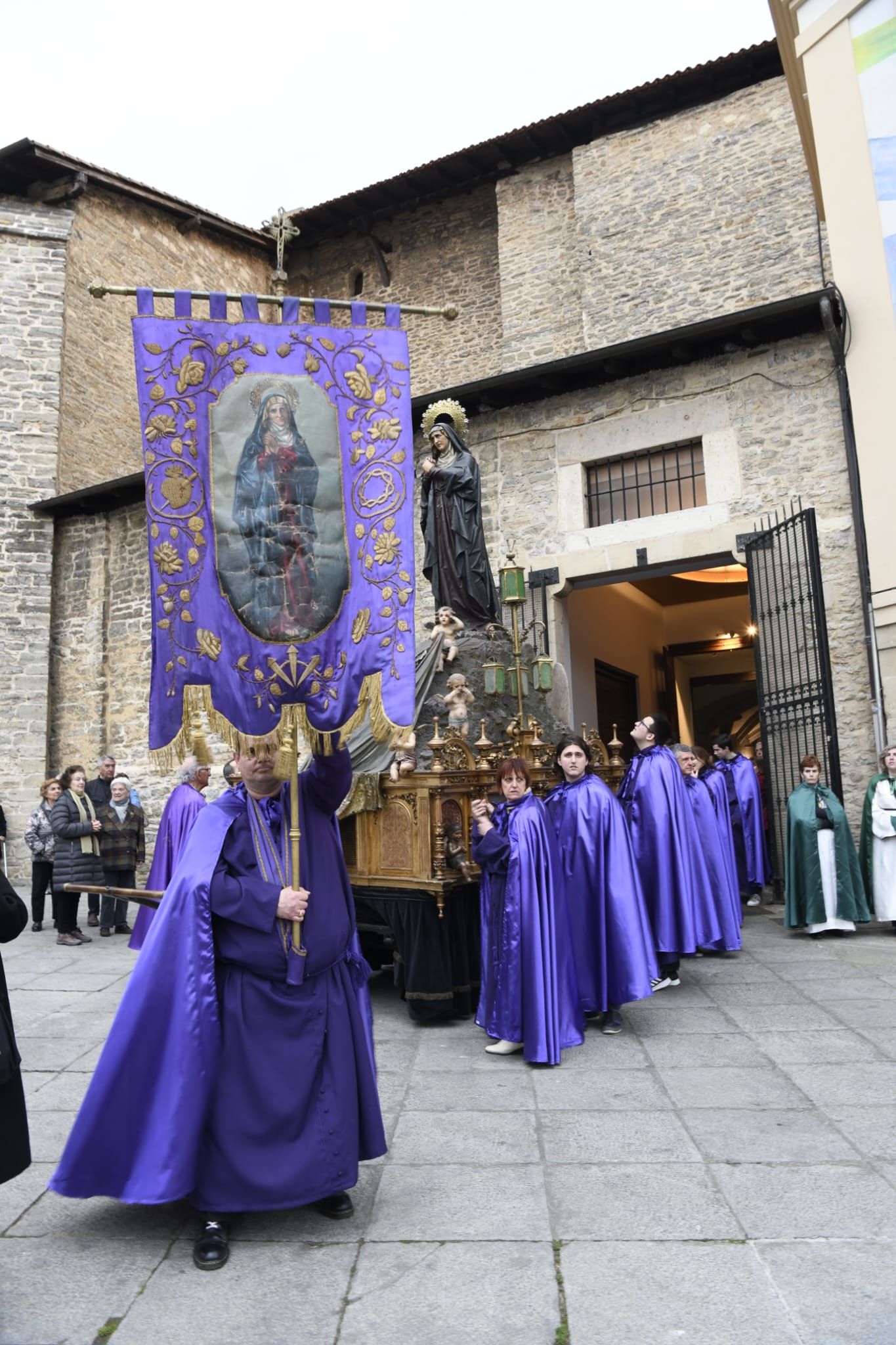 La Dolorosa sale de su culto en la iglesia de San Vicente.