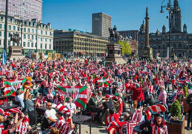 Glasgow se tiñe de rojiblanco: gran kalejira, buena sintonía entre aficiones y poteo masivo en el Pozas escocés