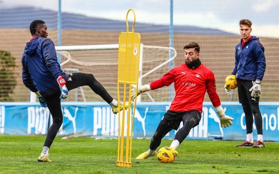 Jesús Owono dispara un balón hacia Sivera, con Adrián en un segundo plano, durante un entrenamiento del Alavés.