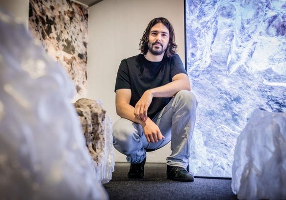 Antton Goikoetxea firma la muestra 'Kareharriak' en la sala Jovellanos.