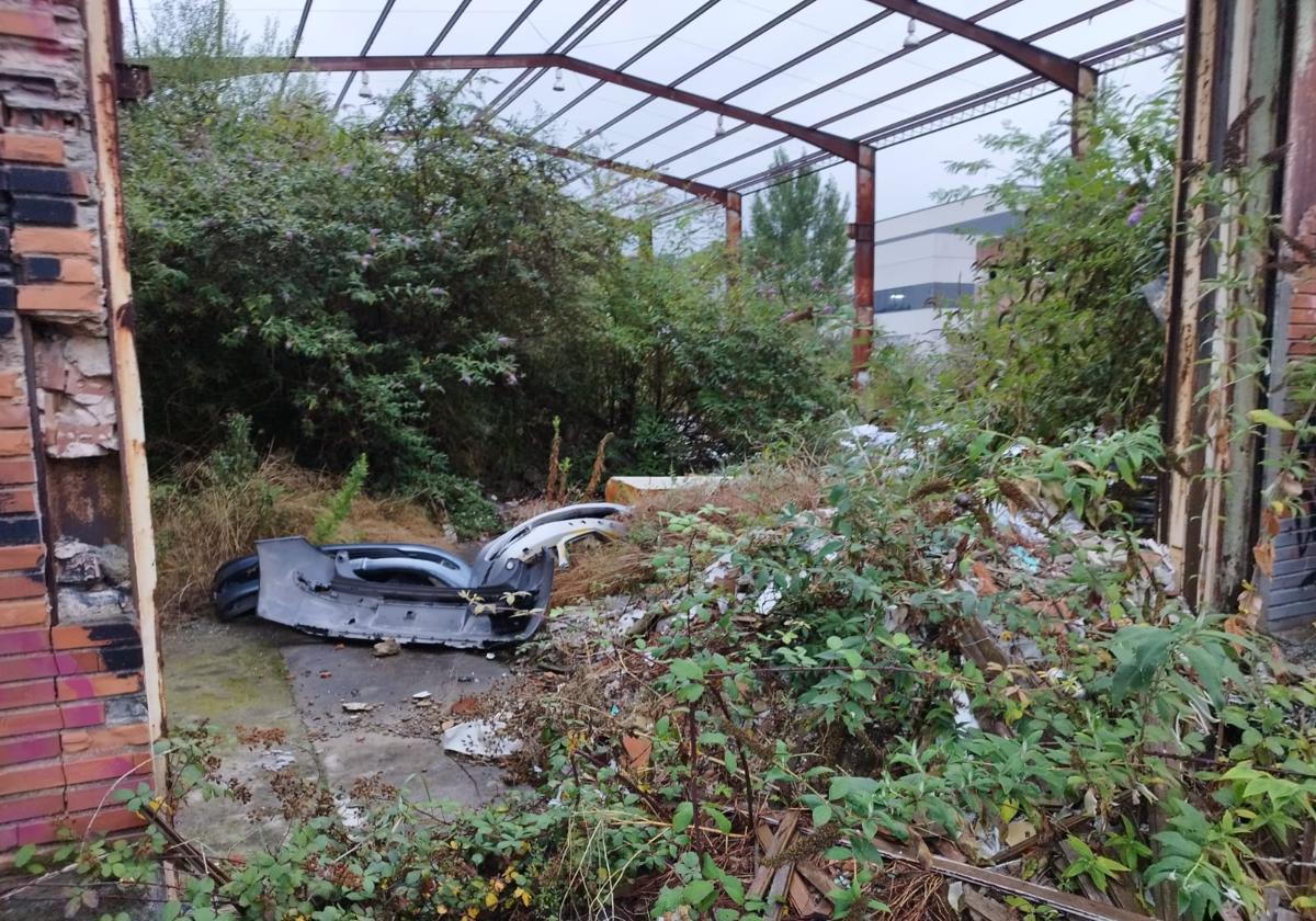 Un informe municipal alerta del riesgo de amianto en un edificio abandonado en Zaratamo