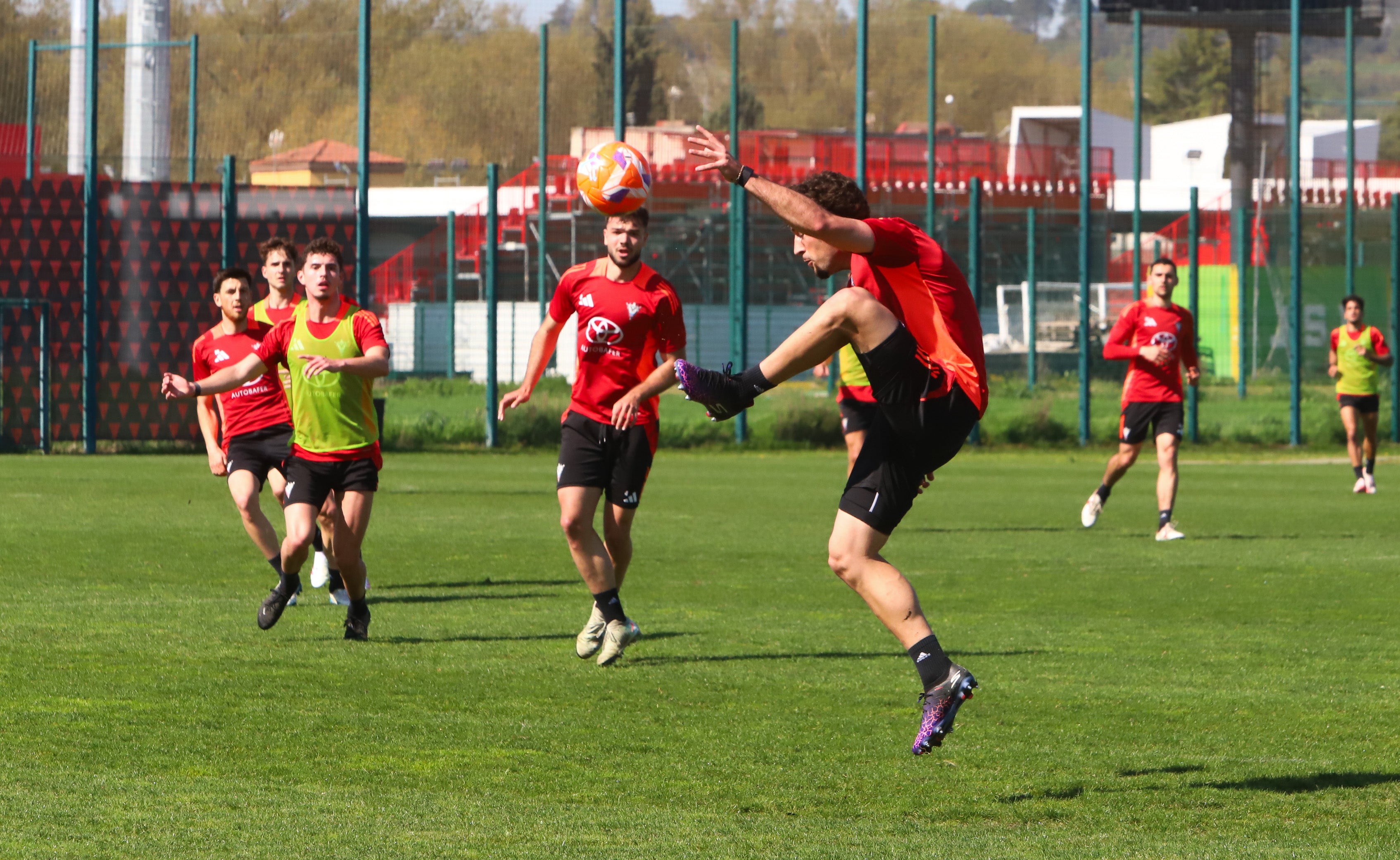 El Mirandés se adapta al «calor» primaveral antes de recibir a un Dépor «criminal» al contragolpe