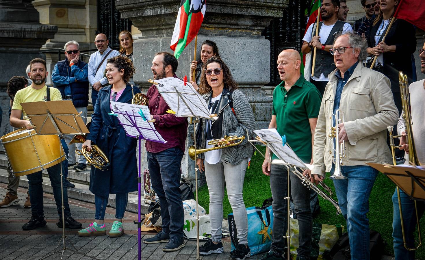 Las imágenes de la concentración de la BOS frente al Palacio Foral