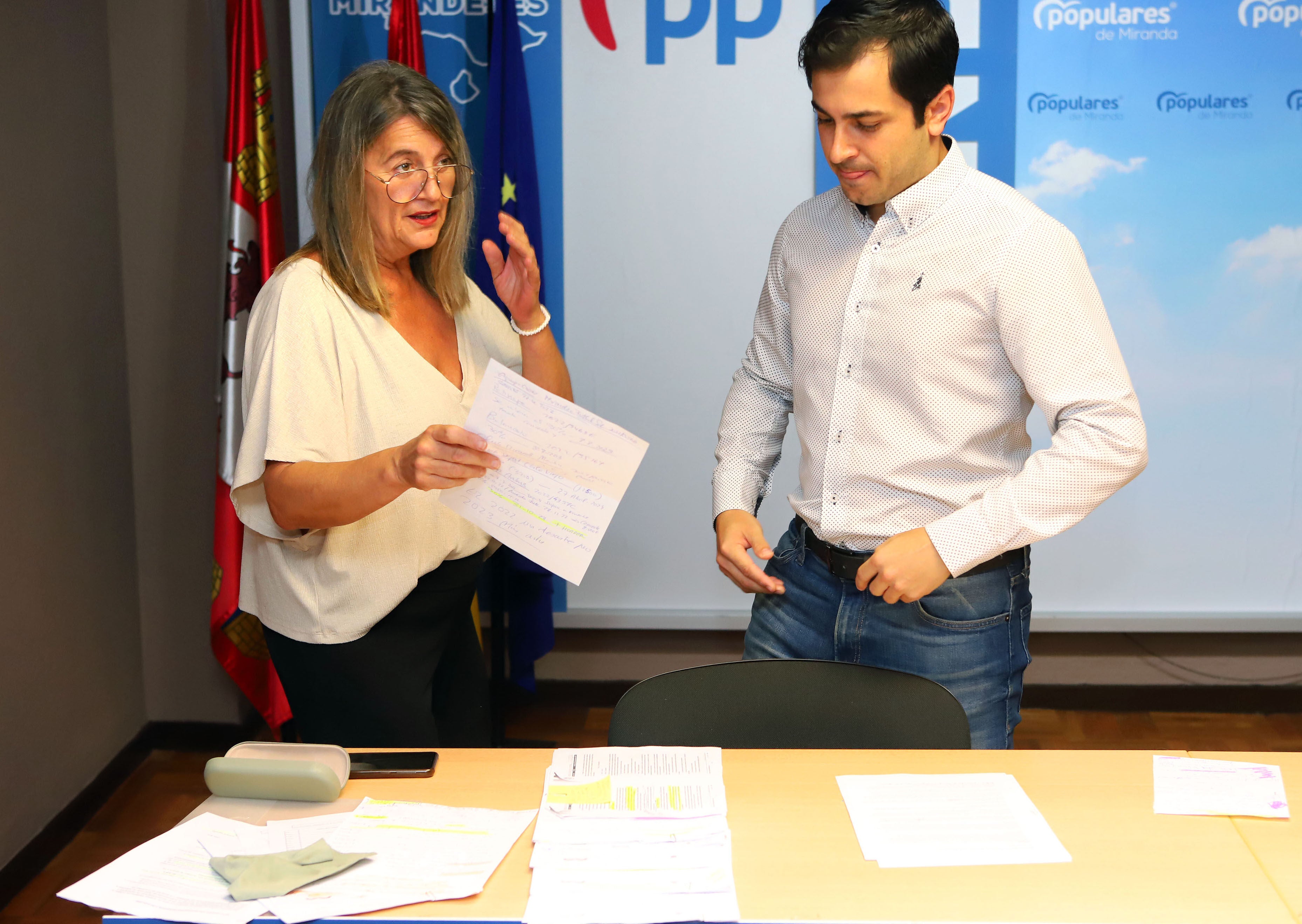 Charo Fernández junto a su compañero de partido, Álvaro Ruiz.
