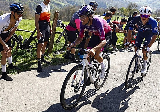Fagúndez, del Burgos, durante la ascensión a Gaintza.