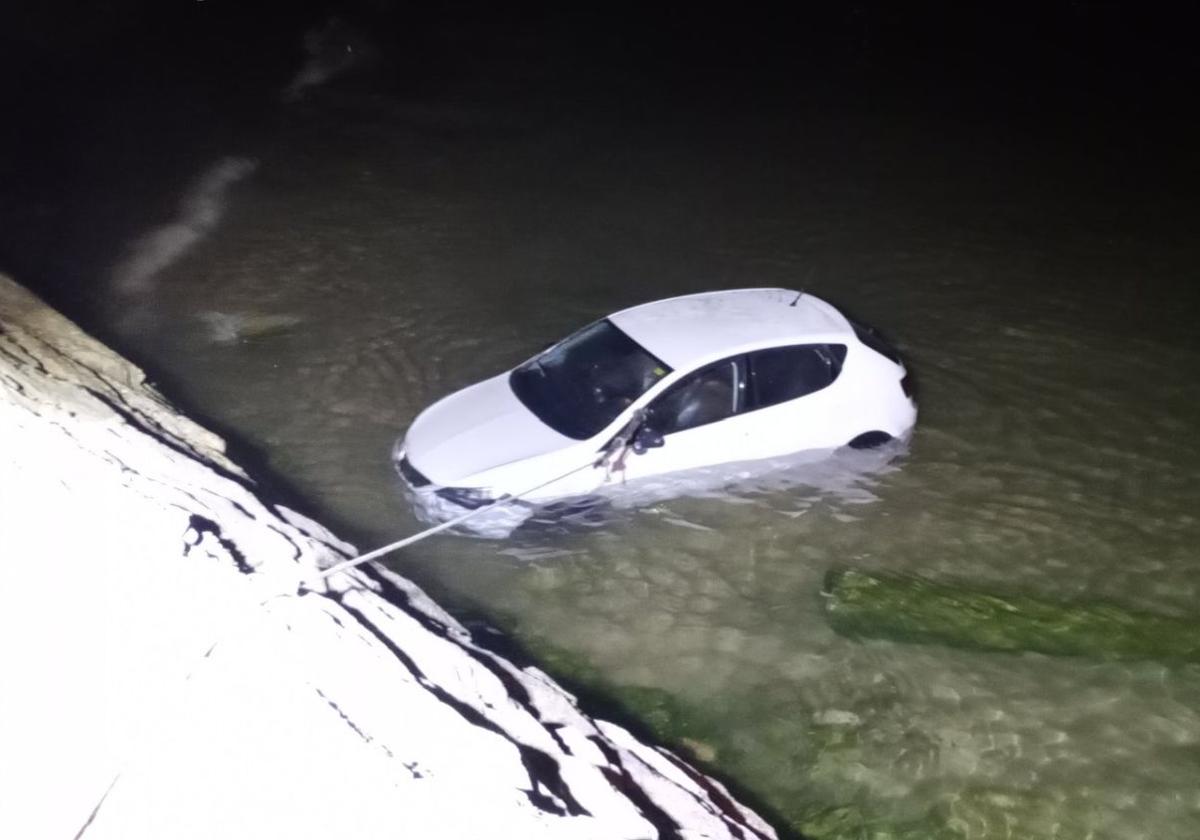 Una persecución de película en el centro de Santander termina con un coche en el mar