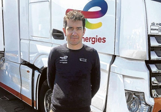 Sicard posa delante de uno de los camiones de su equipo antes de subirse al coche en esta Itzulia.