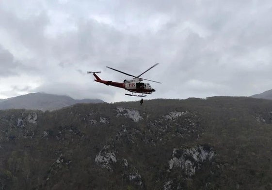Momento en el que el rescatador y la atleta llegan al helicóptero mediante una operación de grúa.