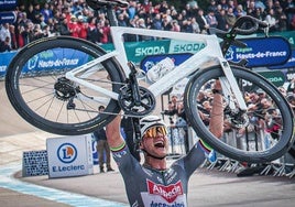Van der Poel, celebra su tercera victoria.
