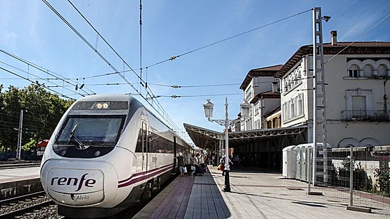 La alcaldesa confía en que los estudios avalen que Vitoria es la conexión «más viable» del TAV con Navarra