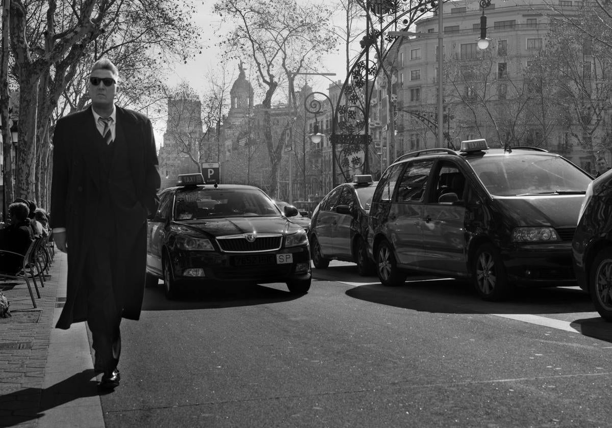 Loquillo camina por una avenida de Barcelona, sobre cuyo presente y pasado reflexiona en 'Paseo de gracia'.