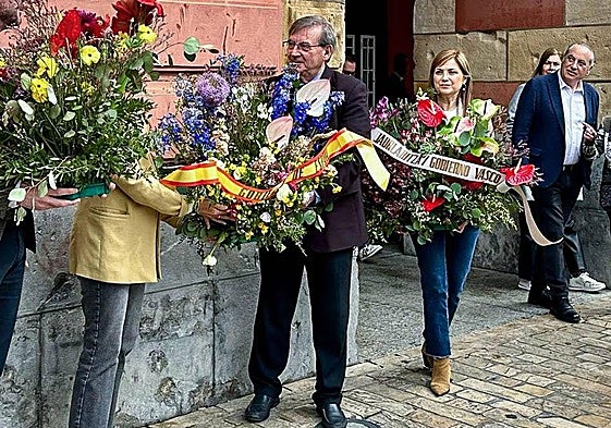 El secretario de Estado de Memoria, Fernando Martínez, en el centro, durante el acto celebrado en Eibar.