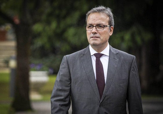 Retortillo, con la consejera María Jesús San José y el director de Gogora, Alberto Alonso.