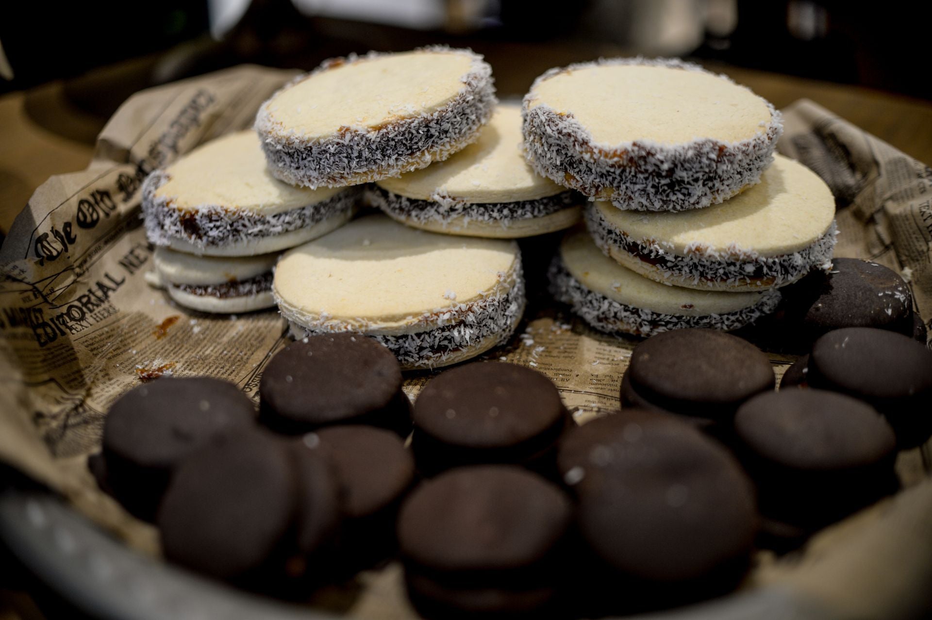 María y Luis, la pareja conocida por sus dulces caseros abre una cafetería en Bilbao con desayunos, meriendas y hasta plato del día