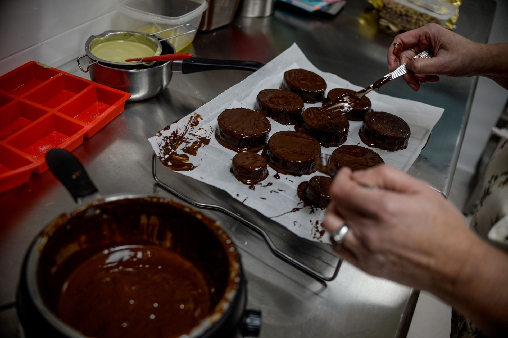 María y Luis, la pareja conocida por sus dulces caseros abre una cafetería en Bilbao con desayunos, meriendas y hasta plato del día