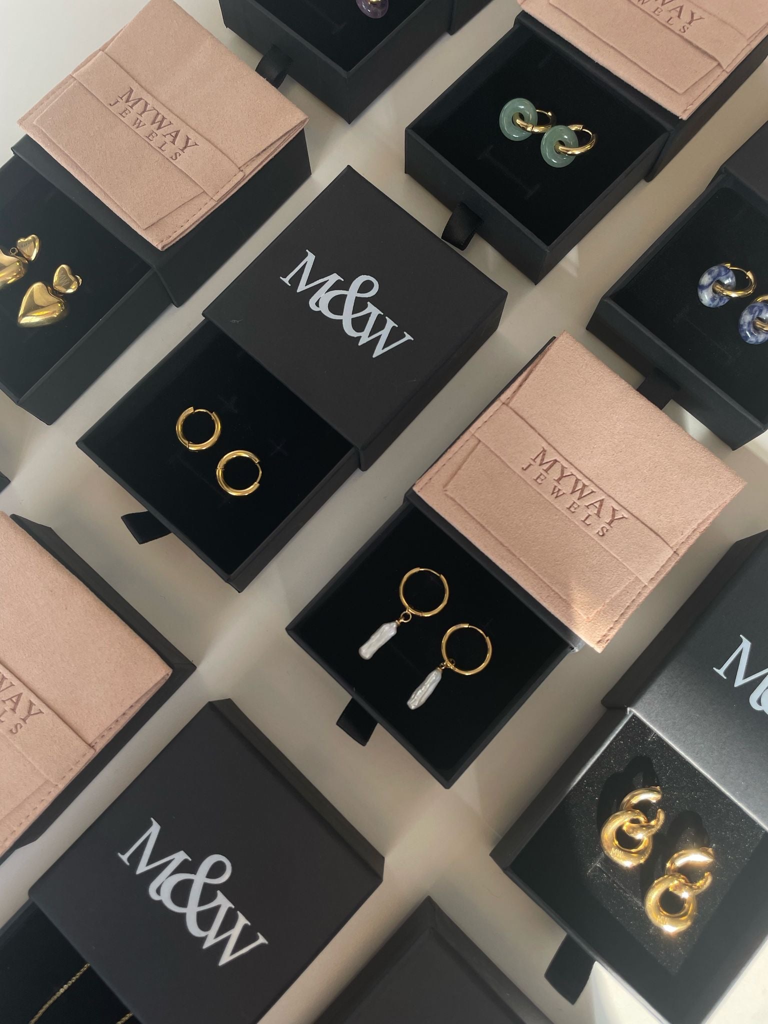 Tres jóvenes vizcaínos crean una marca de pendientes intercambiables que combinan con todos los looks