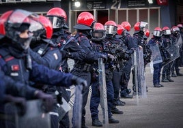 Despliegue policial en la entrada de San Mamés antes del partido entre el Athletic de Bilbao y La Roma.