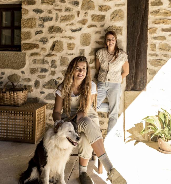 Leire Argerey y Leire Argerey, detrás, fundadoras de Böho Studio.