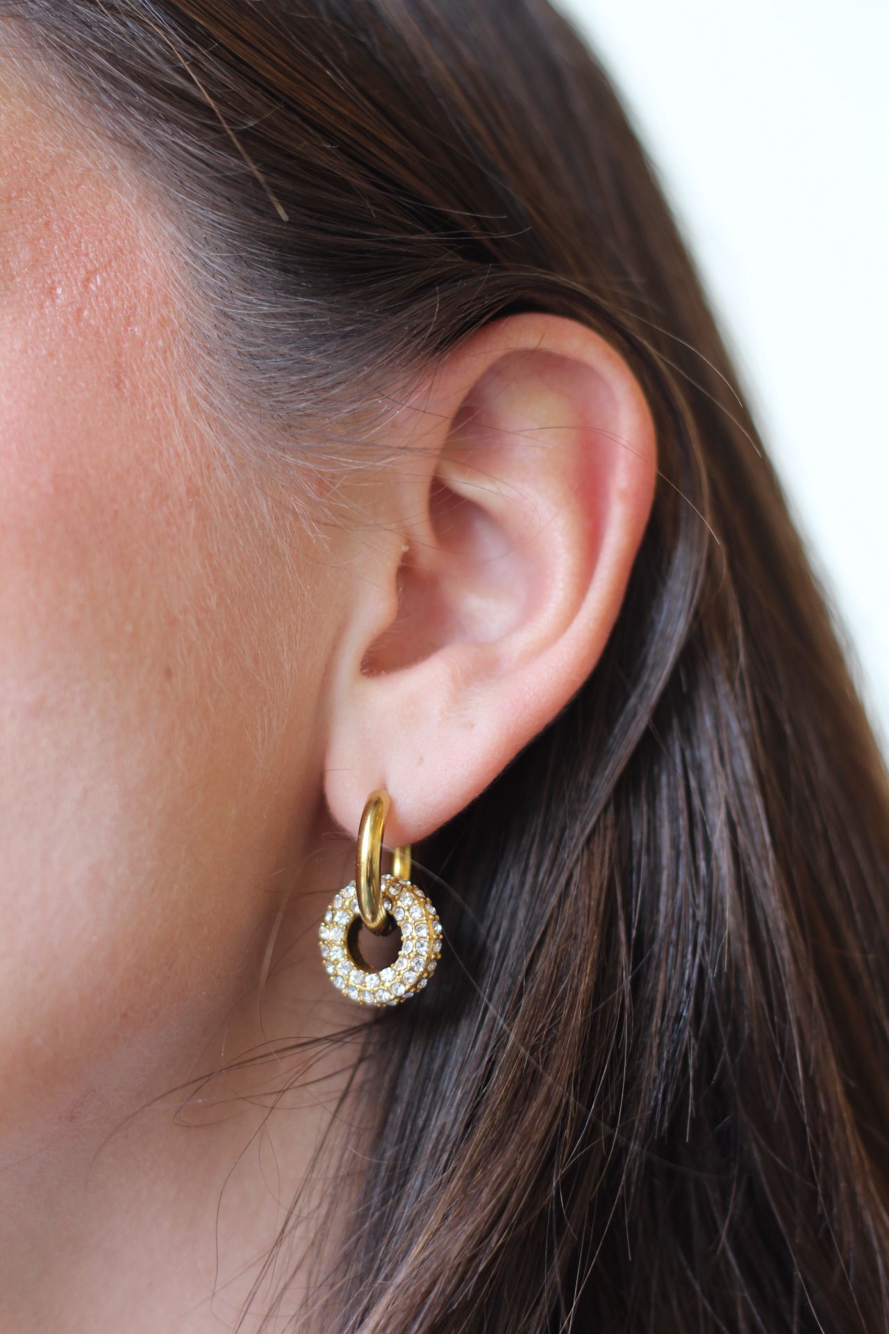 Tres jóvenes vizcaínos crean una marca de pendientes intercambiables que combinan con todos los looks