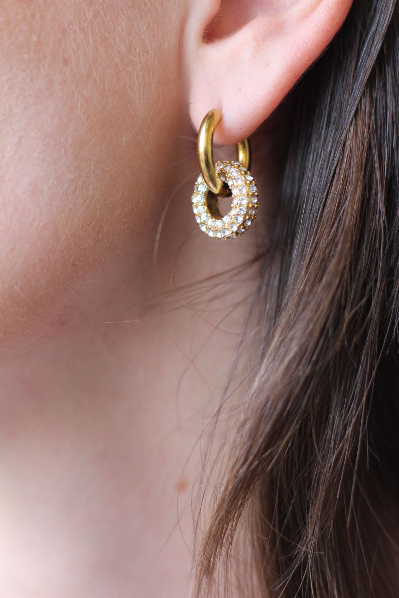 Tres jóvenes vizcaínos crean una marca de pendientes intercambiables que combinan con todos los looks