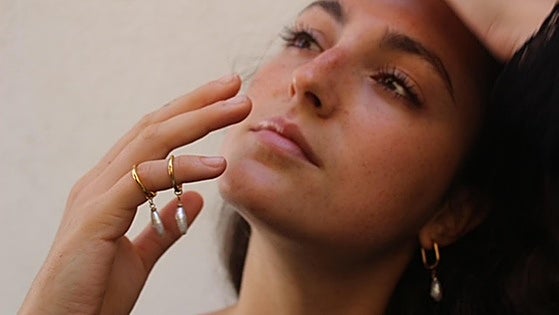 Tres jóvenes vizcaínos crean una marca de pendientes intercambiables que combinan con todos los looks