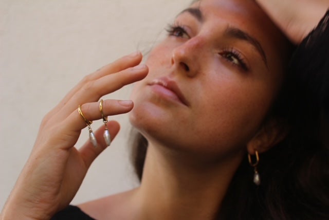Tres jóvenes vizcaínos crean una marca de pendientes intercambiables que combinan con todos los looks