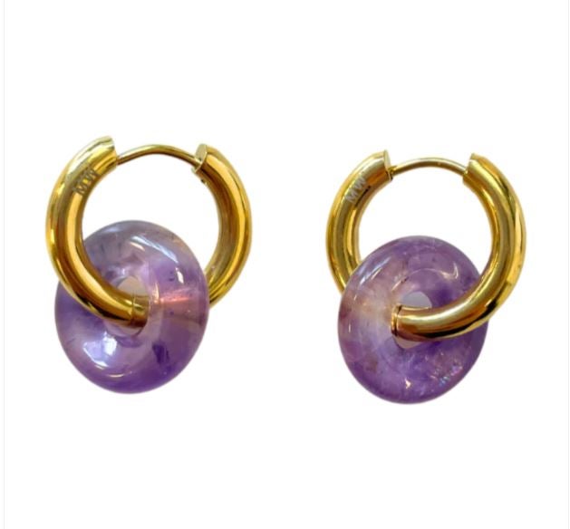 Tres jóvenes vizcaínos crean una marca de pendientes intercambiables que combinan con todos los looks